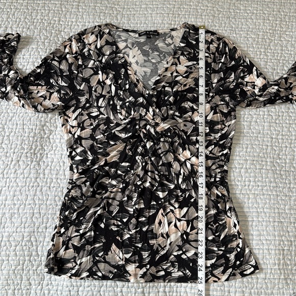 Spring Floral V-Neck - Picture 5 of 7